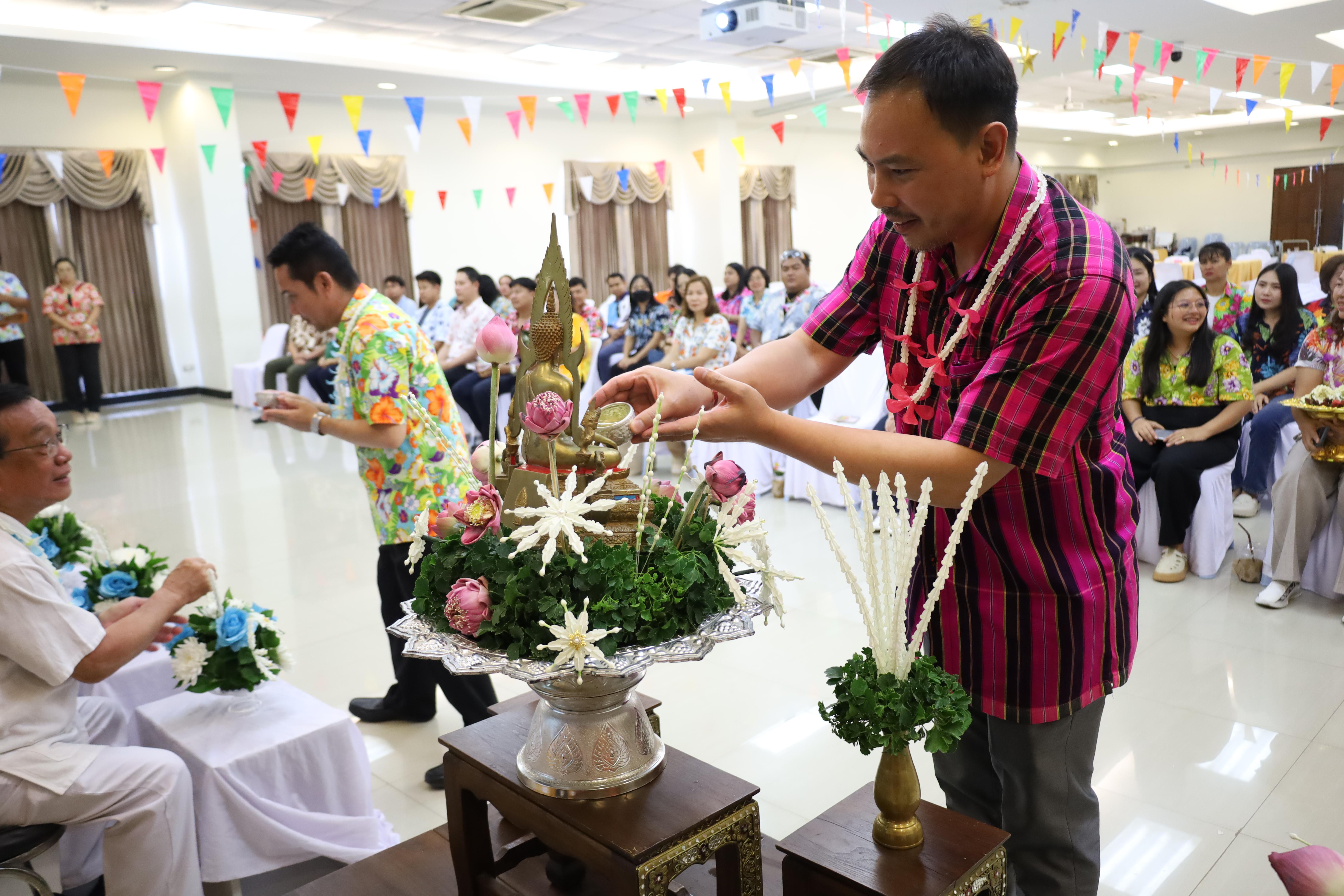 240. วันที่ 26 เมษายน 2568 สาขาการบริหารการศึกษา ได้จัดกิจกรรมรดน้ำดำหัวคณาจารย์ระดับบัณฑิตศึกษา ประจำสาขาการบริหารการศึกษา ณ ห้องประชุมครุร่มสัก 1 ชั้น 3 อาคารคณะครุศาสตร์